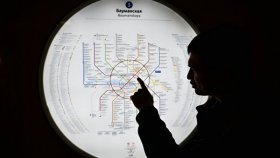 Карта метро на станции Бауманская Арбатско-Покровской линии Московского метрополитена, открывшейся после капитального ремонта. Архивное фото