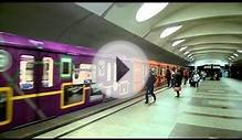 Прибытие поезда на станцию метро Алтуфьево в Москве _ 2015 г.